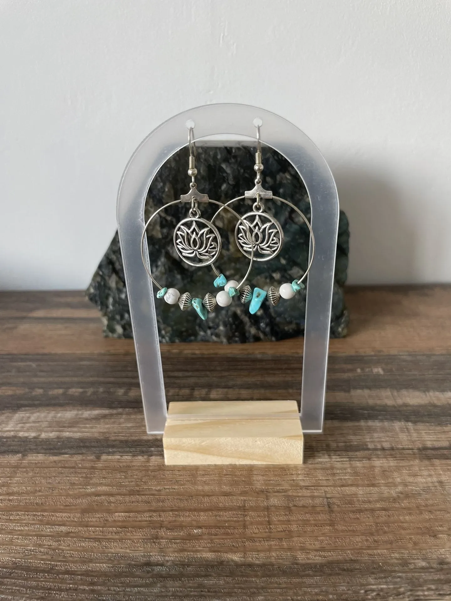 Boucles d'oreilles grandes créoles Howlite et Turquoise Bleue