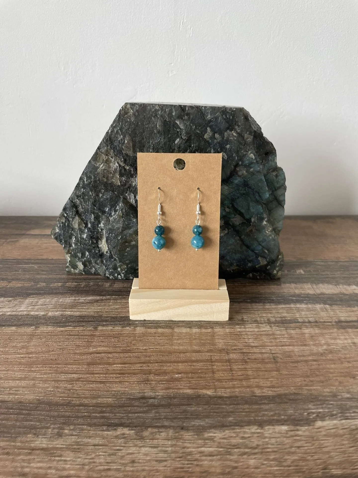 Boucles d'oreilles droites Apatite Bleue