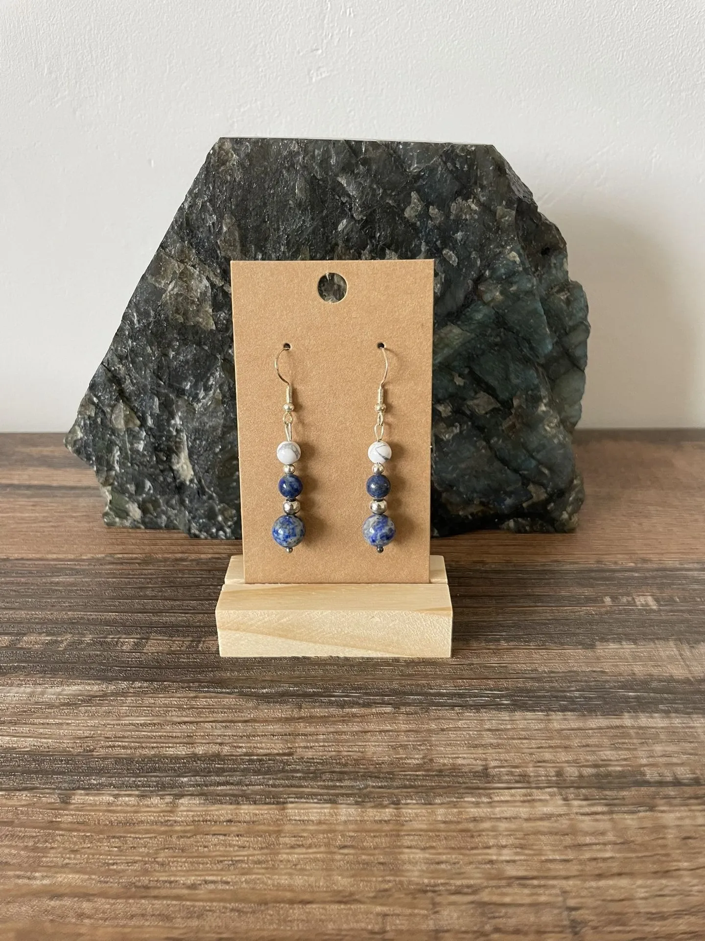 Boucles d'oreilles droites en Lapis Lazuli et Howlite Blanche