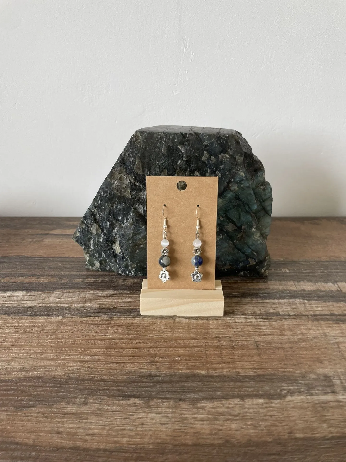 Boucles d'oreilles droites en Sélénite et Lapis Lazuli