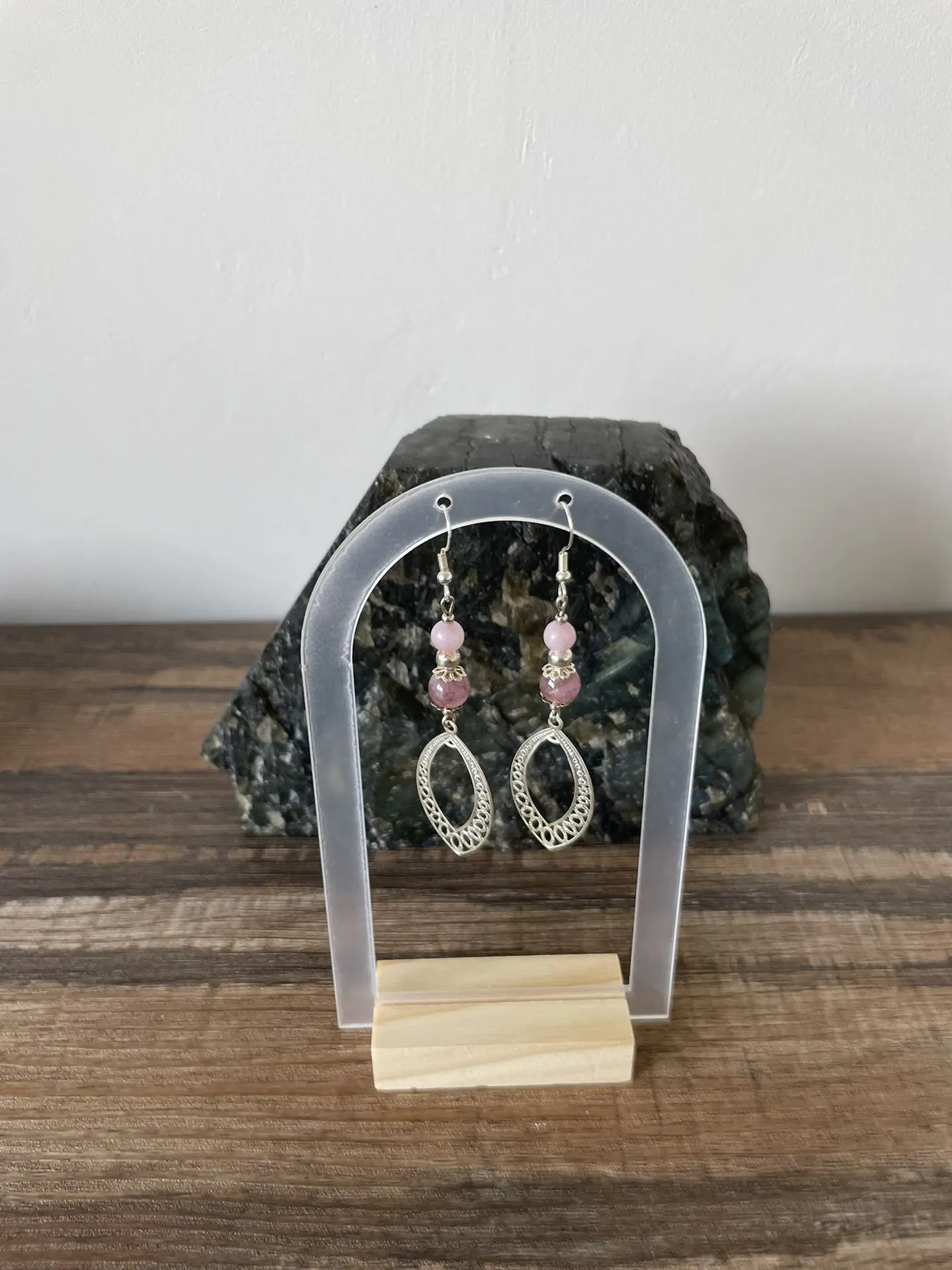 Boucles d'oreilles droites en Lépidolite et Quartz Rose