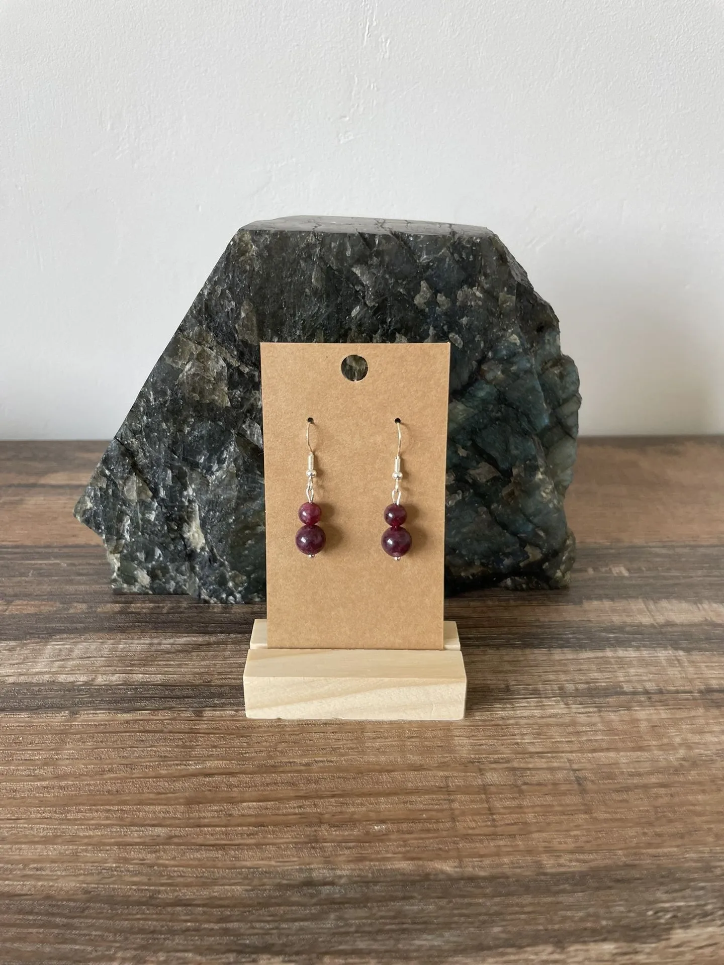 Boucles d'oreilles droites Grenat
