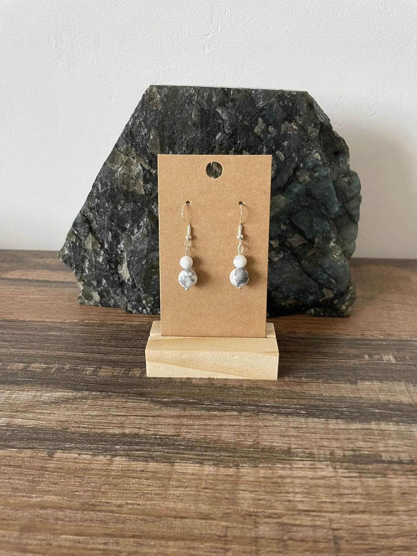 Boucles d'oreilles droites Howlite Blanche