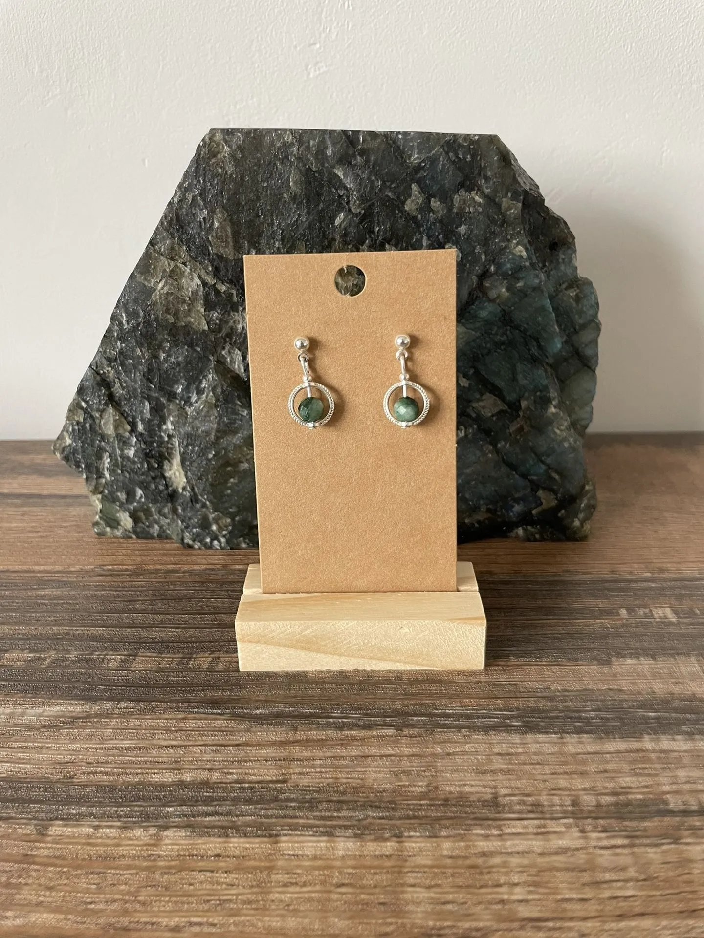 Boucles d'oreilles puces Émeraude facettée