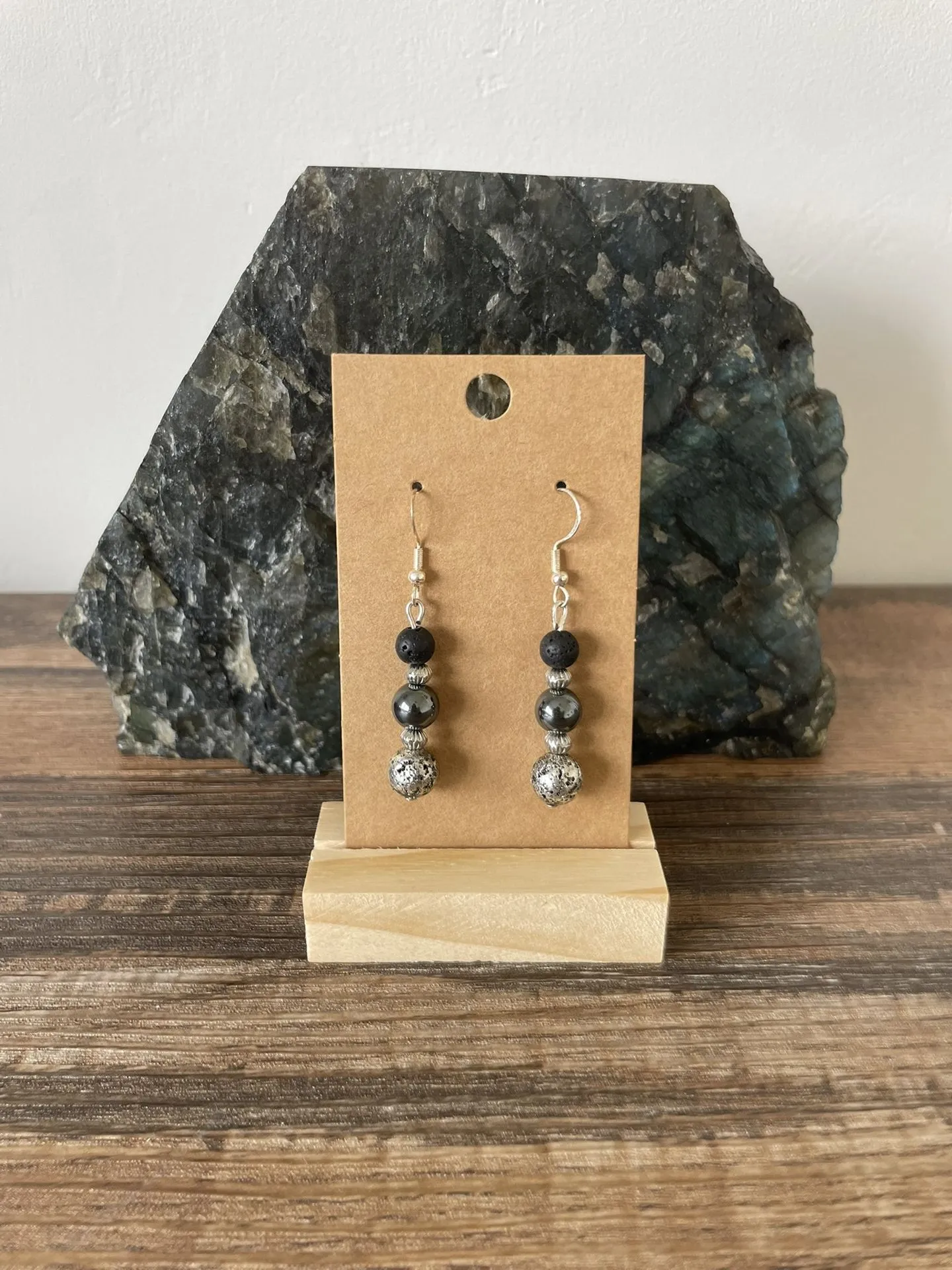 Boucles d'oreilles droites Pierre de Lave et Hématite