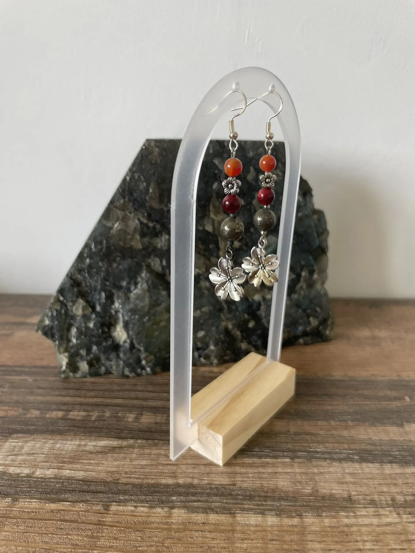 Boucles d'oreilles droites en Cornaline, Oeil de Taureau et Pyrite